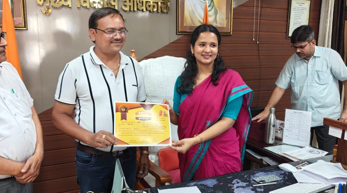 Hapur news समाजसेवी आशुतोष गोयल ने गोवंशों को लंपी बीमारी से बचाने के लिए सौंपी 90 हजार रुपये की दवाइयां, cdo श्रुति शर्मा ने किया सम्मानित 1 Hapur news-