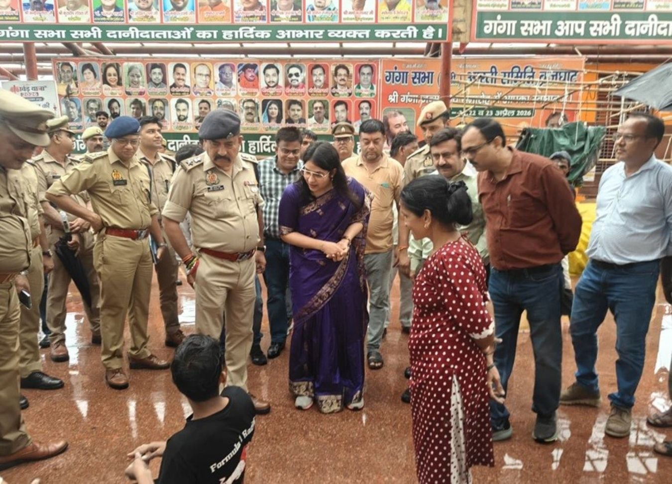 hapur news गंगानदी के बढ़ते जलस्तर के बीच गढ़मुक्तेश्वर ब्रजघाट पहुंचे dm और sp, कांवड़ियों से की सीधी बातचीत; सुरक्षा व्यवस्था सख्त 2 Hapur news--