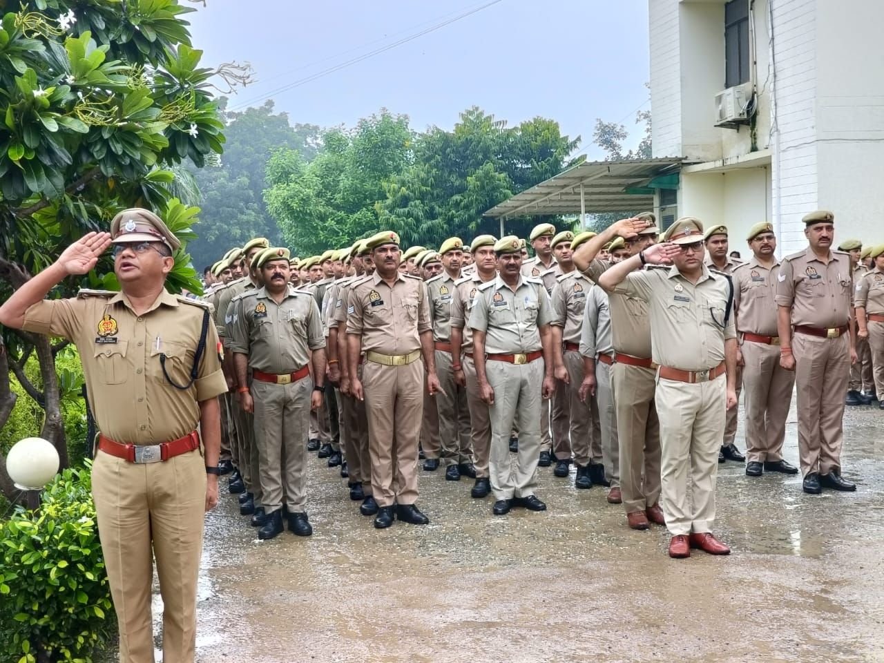 Hapur news स्वतंत्रता दिवस : पुलिस लाइन में एसपी कुंवर ज्ञानंजय सिंह ने फहराया तिरंगा, उत्कृष्ट सेवा के लिए पुलिसकर्मी सम्मानित 2 Hapur news--