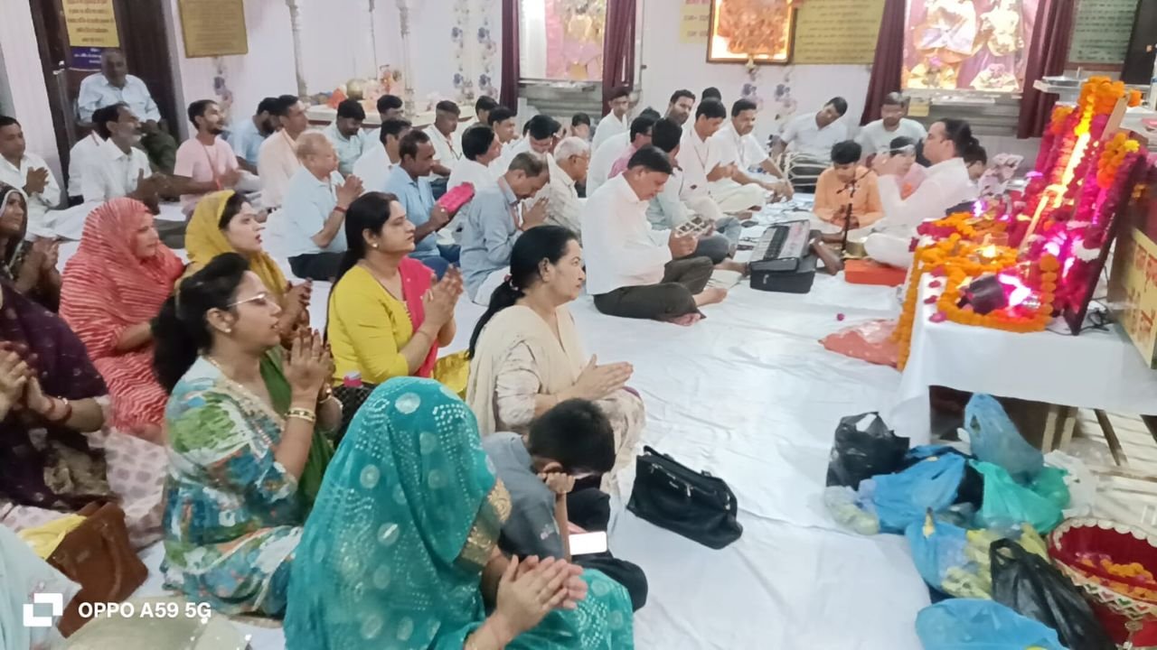 Hapur news महावीर दल में बाबा श्री बालाजी महाराज का भव्य संकीर्तन; गुरुदेव सुशांत तोमर के भजनों से भक्तिमय हुआ वातावरण 1 Hapur news-