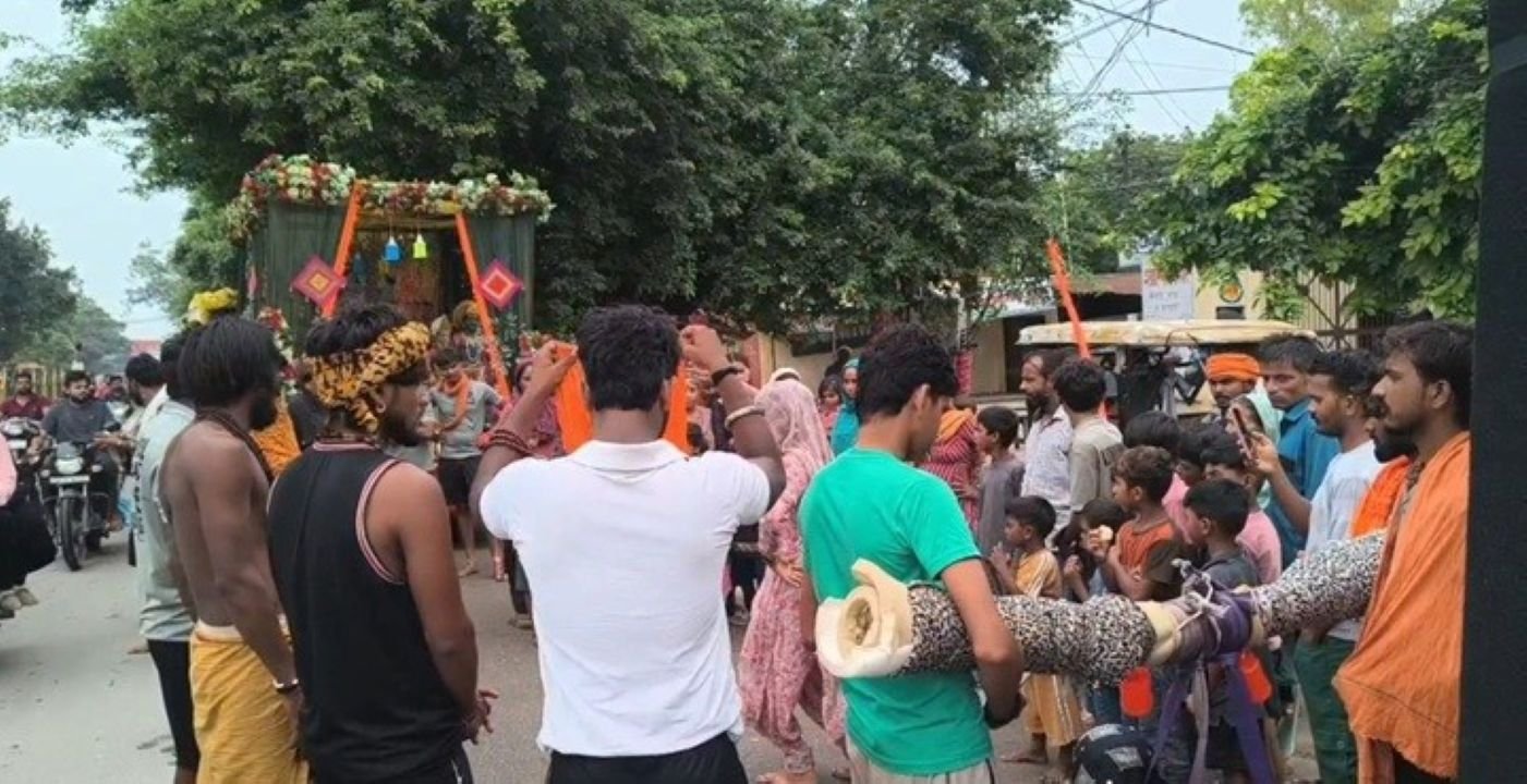 Hapur news 25 पोते बने आधुनिक 'श्रवण कुमार': 95 वर्षीय दादी की अधूरी ख्वाहिश पूरी करने पालकी में कराई कांवड़ यात्रा 1 Hapur news-