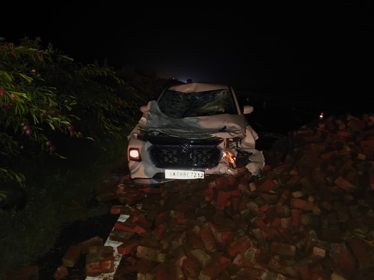 Hapur news गंगा एक्सप्रेसवे पर बड़ा हादसा, ट्रैक्टर का एक्सल टूटने से पलटी ईंटों भरी ट्राली, पीछे से घुसी कार; सात घायल 2 Hapur news--
