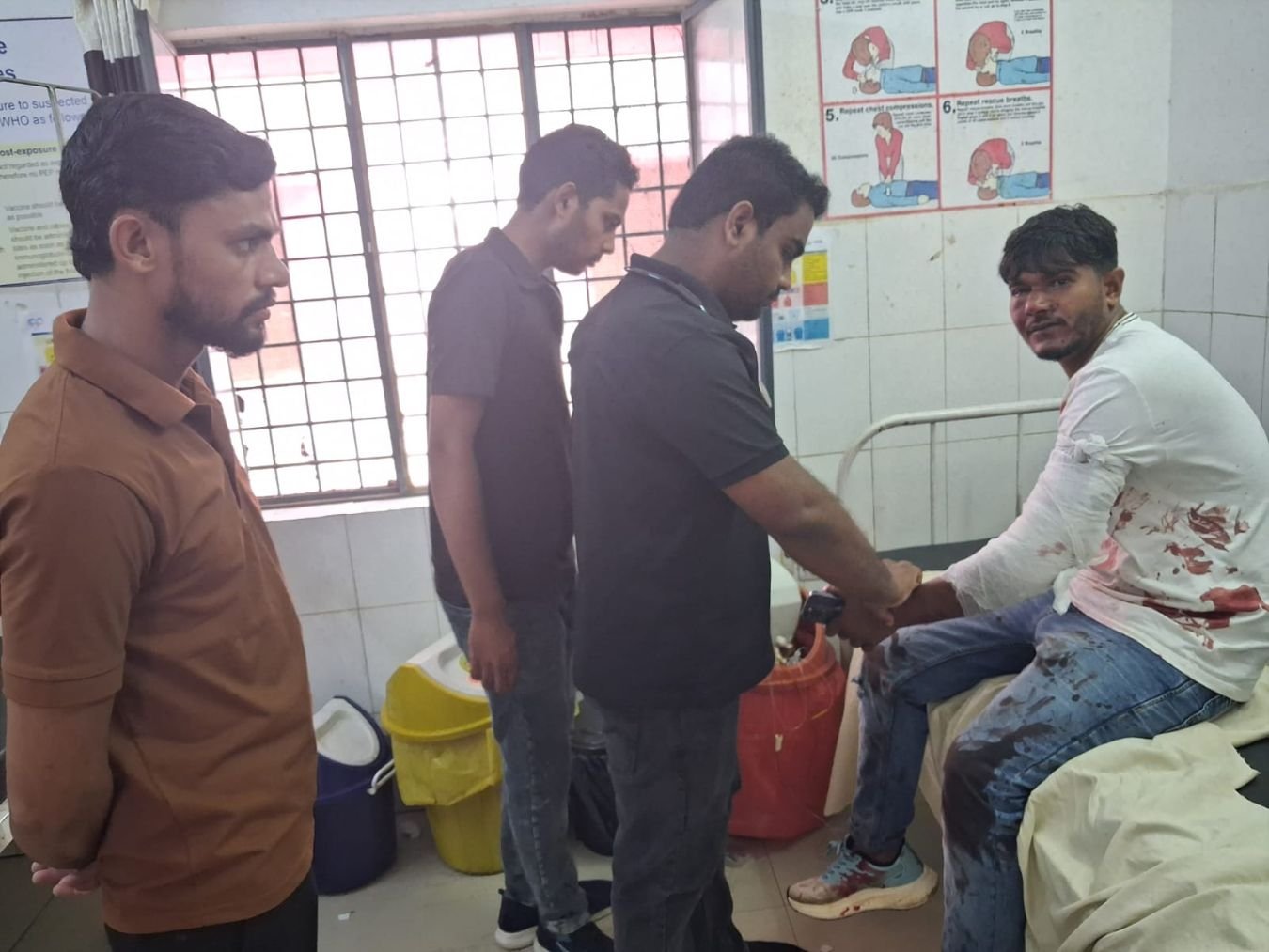Hapur news सिंभावली में दर्दनाक सड़क हादसा: सिखेड़ा बाईपास पर डिवाइडर से टकराई तेज रफ्तार बाइक, दिल्ली जा रहे बिजनौर के युवक की मौत, साथी गंभीर 1 Hapur news-