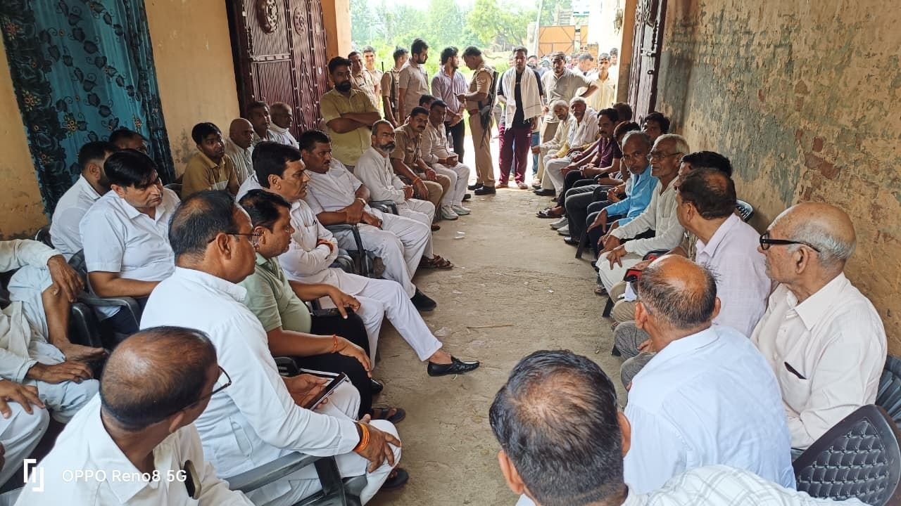 Hapur news गौरव त्यागी हत्याकांड: पुलिस महकमे में बड़ी कार्रवाई, 4 पुलिसकर्मी लाइन हाजिर; फरार 5 आरोपियों पर 25-25 हजार का इनाम घोषित 2 Hapur news-