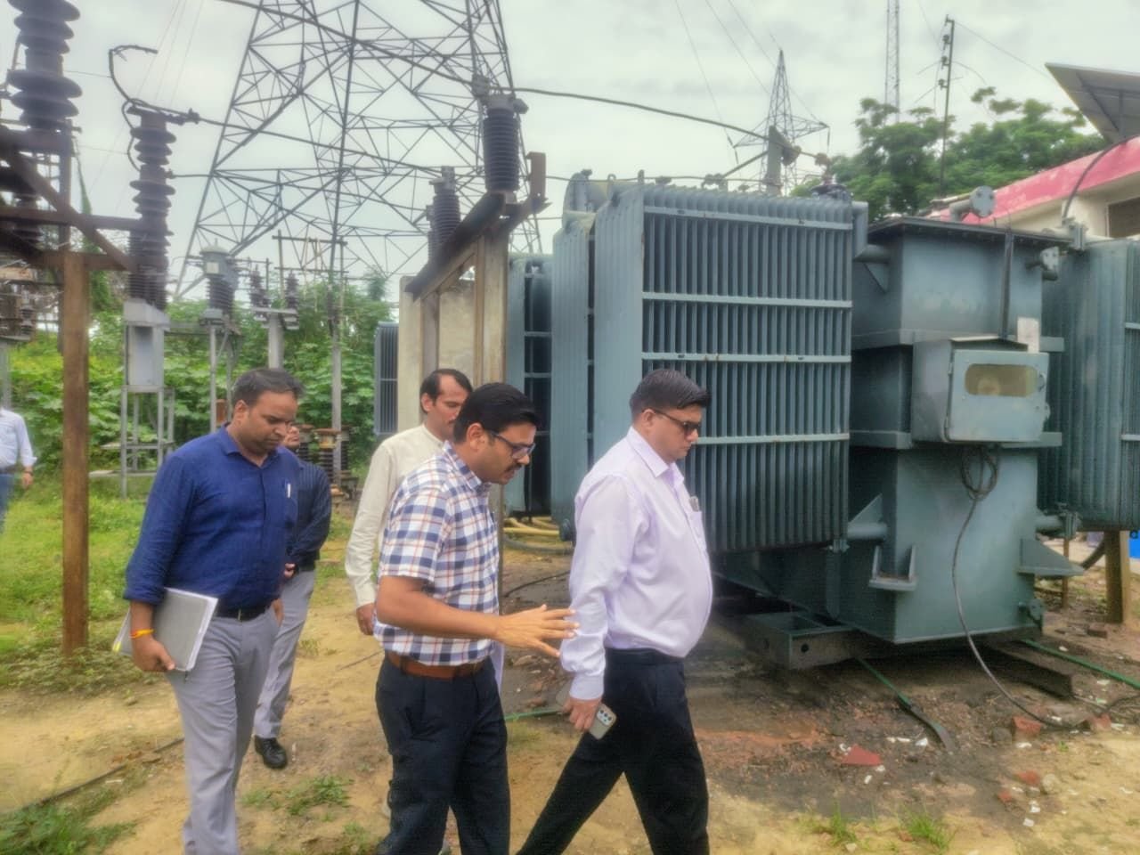 Hapur news pvvnl प्रबंध निदेशक रवीश गुप्ता का बाबूगढ़ में औचक निरीक्षण; निर्बाध बिजली और बेहतर सेवा के दिए कड़े निर्देश 1 Hapur news-