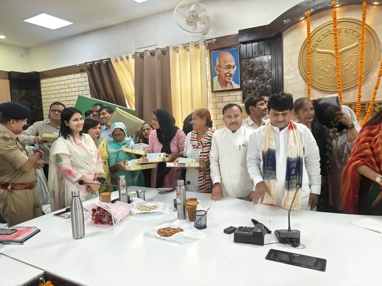 Hapur news रक्षाबंधन पर योगी सरकार का बड़ा तोहफा, 27 से 29 अगस्त तक महिलाओं को बसों में मुफ्त सफर, 60+ बुजुर्ग महिलाओं को आजीवन निशुल्क यात्रा 2 Hapur news-