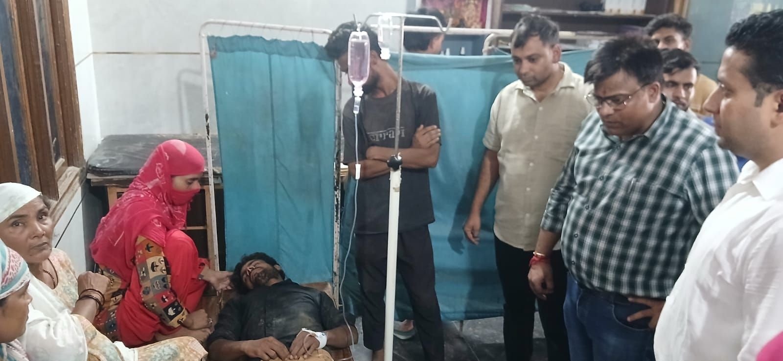 Hapur news बहादुरगढ़ में निर्माणाधीन मकान की दीवार और छत गिरी, पति-पत्नी समेत 6 लोग मलबे में दबकर घायल 1 Hapur news-