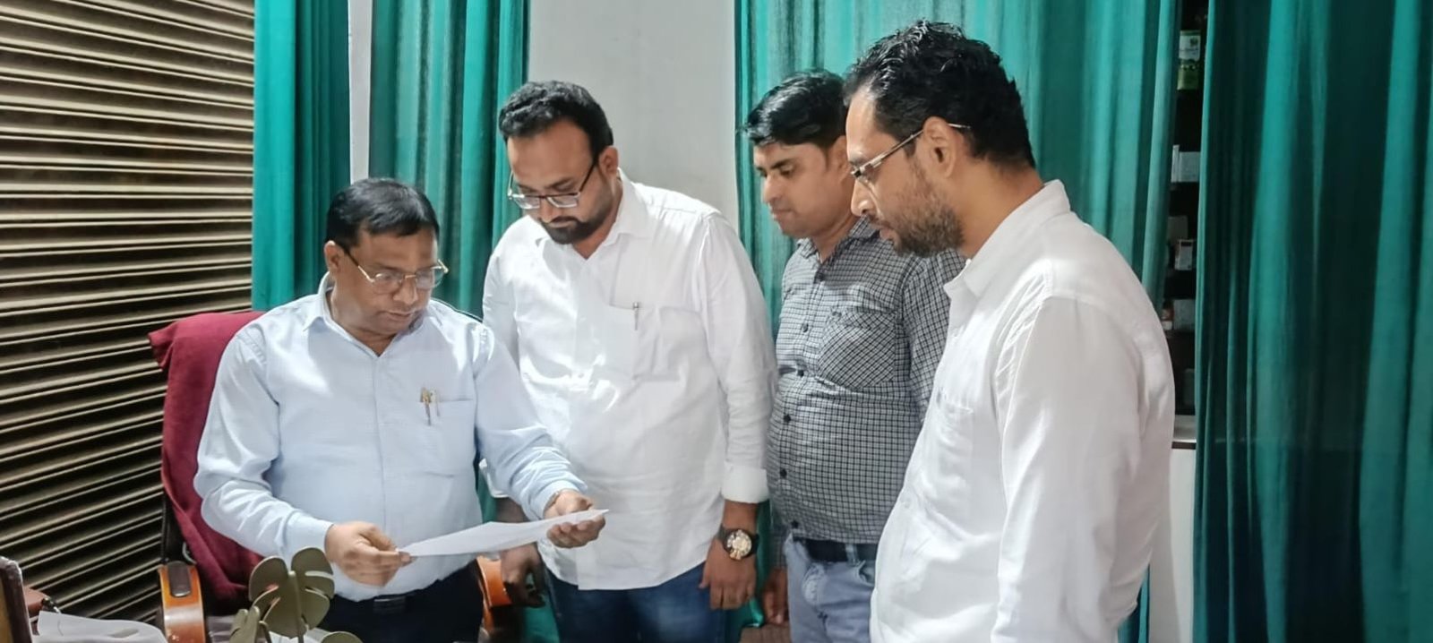 Hapur news सिंभावली में स्वास्थ्य विभाग का बड़ा छापा, दो अवैध क्लीनिक बंद, चार को नोटिस जारी 1 Hapur news-