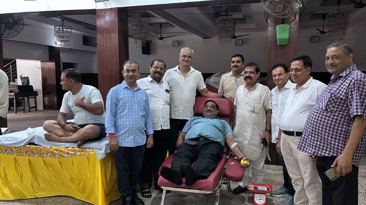 Hapur news हापुड़ में केमिस्ट एसोसिएशन और देव नंदिनी अस्पताल का सराहनीय प्रयास: विशाल रक्तदान शिविर में 30 लोगों ने किया रक्तदान 1 Hapur news-