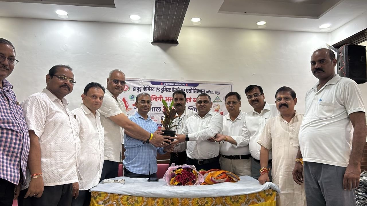 Hapur news हापुड़ में केमिस्ट एसोसिएशन और देव नंदिनी अस्पताल का सराहनीय प्रयास: विशाल रक्तदान शिविर में 30 लोगों ने किया रक्तदान 2 Hapur news--