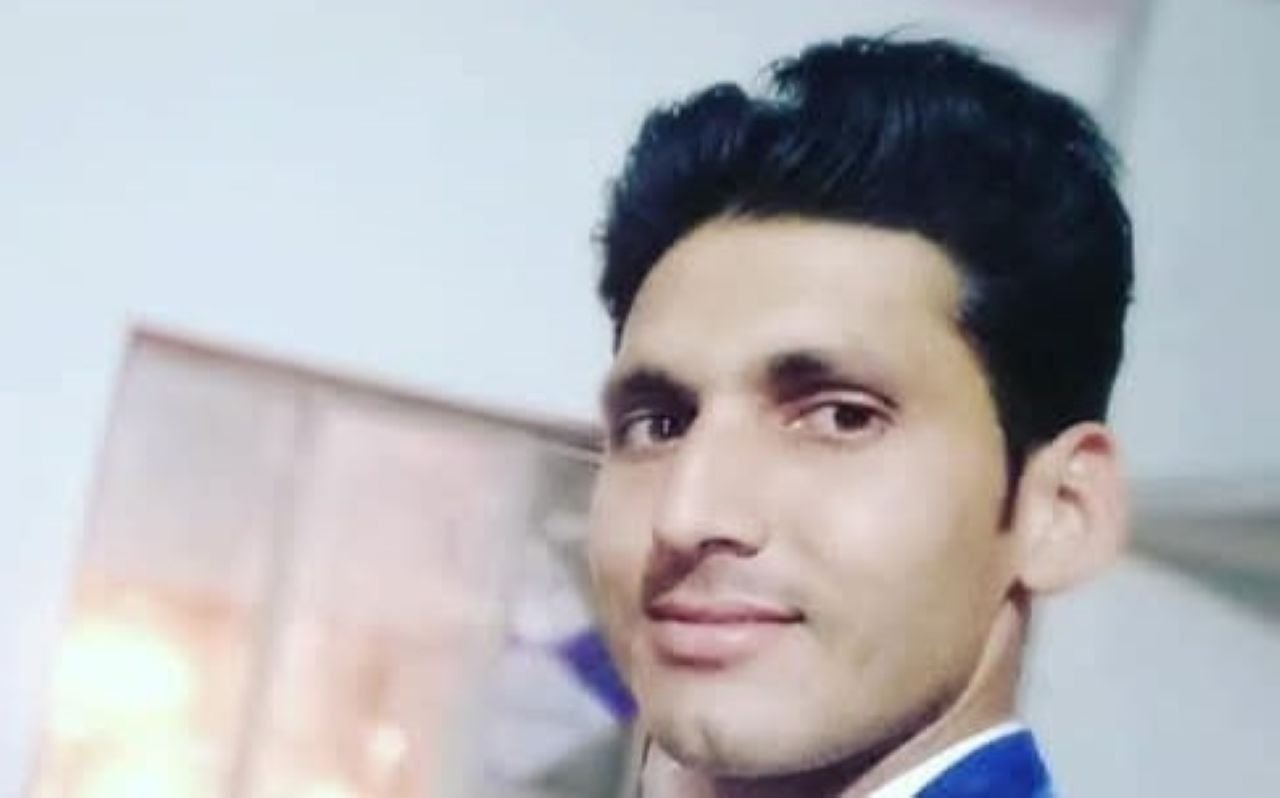 Hapur news गौरव त्यागी हत्याकांड: पुलिस महकमे में बड़ी कार्रवाई, 4 पुलिसकर्मी लाइन हाजिर; फरार 5 आरोपियों पर 25-25 हजार का इनाम घोषित 1 Hapur news