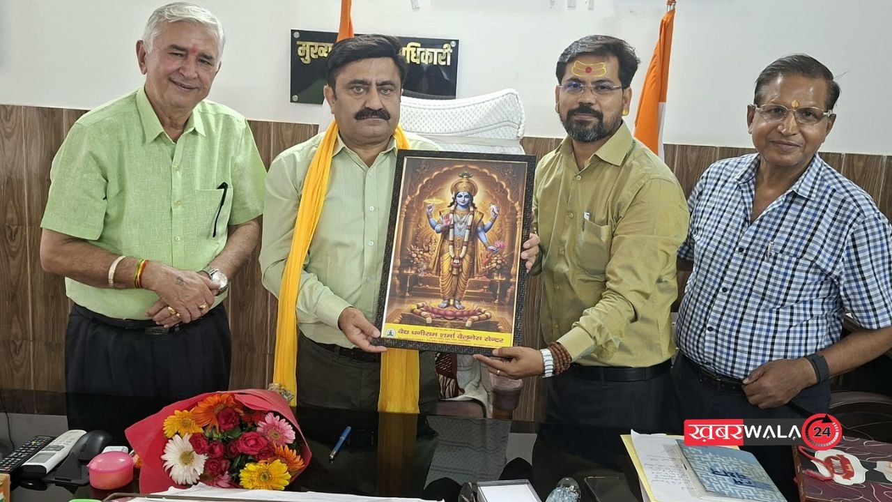 Hapur news: नीमा एसोसिएशन हापुड़ ने नवनियुक्त cmo डॉ. किशोर आहूजा का पुष्पगुच्छ भेंट कर किया स्वागत