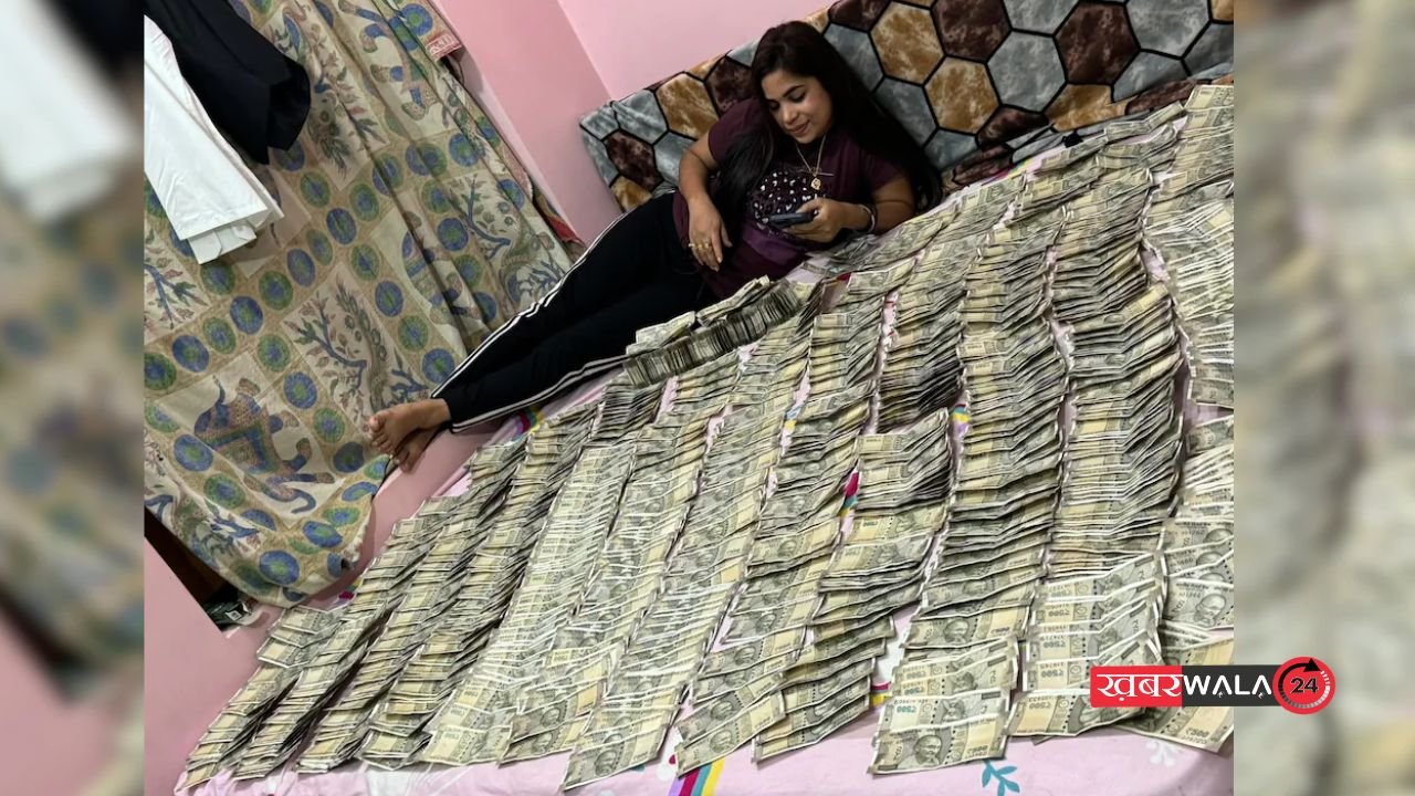 Prayagraj: नोटों के ढेर पर सोती थी पल्लवी? डेटिंग ऐप से दोस्ती, फिर ब्लैकमेल कर वसूले ₹6 करोड़, 5 लोग पहुंचे जेल 1 Prayagraj: नोटों के ढेर पर सोती थी पल्लवी? डेटिंग ऐप से दोस्ती, फिर ब्लैकमेल कर वसूले ₹6 करोड़, 5 लोग पहुंचे जेल