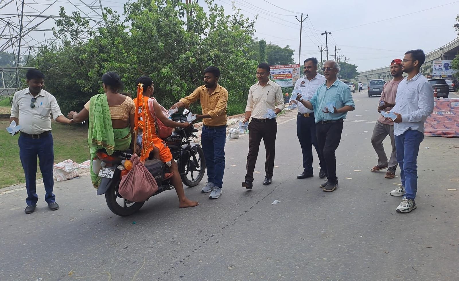 Hapur news: पैरों के छालों से बेहाल थे शिवभक्त, शिविर लगाकर की कांवड़ियों की सेवा, मालिश कर पहुंचाई राहत 2 Hapur news: हापुड़ में पत्रकारों की अनूठी पहल! शिविर लगाकर की कांवड़ियों की सेवा, मालिश कर पहुंचाई राहत