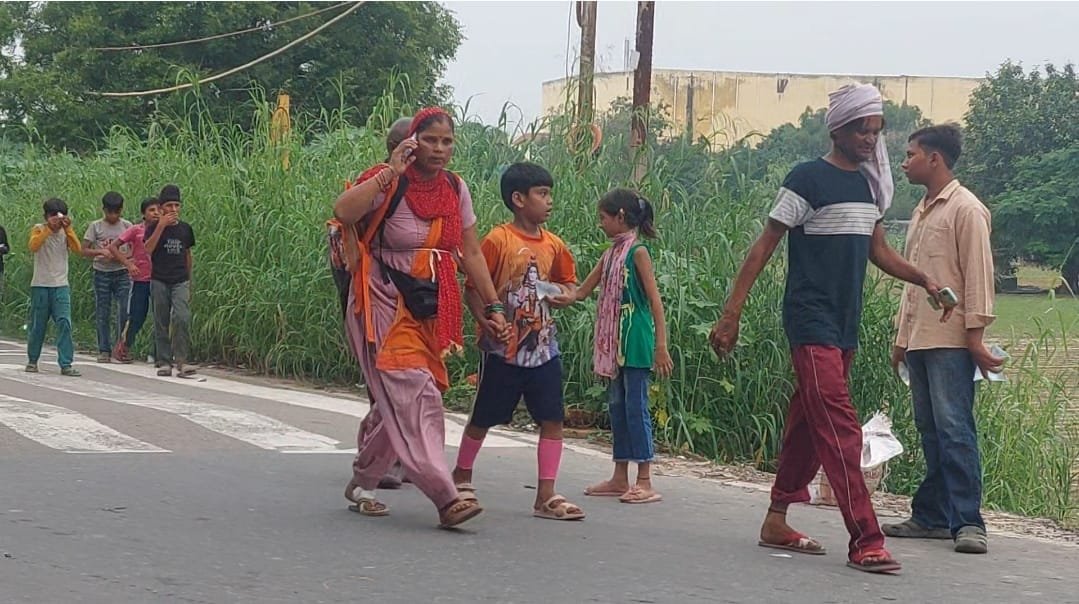 Hapur news: पैरों के छालों से बेहाल थे शिवभक्त, शिविर लगाकर की कांवड़ियों की सेवा, मालिश कर पहुंचाई राहत 1 Hapur news: हापुड़ में पत्रकारों की अनूठी पहल! शिविर लगाकर की कांवड़ियों की सेवा, मालिश कर पहुंचाई राहत