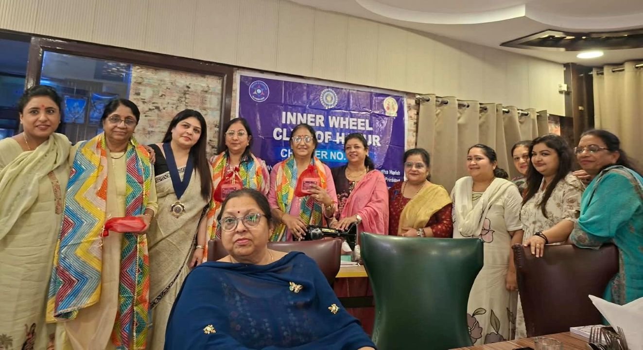 Hapur news इनर व्हील क्लब ने महिला को दी सिलाई मशीन, शिक्षक दिवस पर शिक्षिकाओं को किया सम्मानित 1 Hapur news