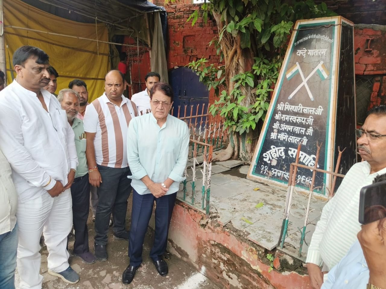 Hapur news सांसद अरुण गोविल ने अतरपुरा चौपला स्थित शहीद स्तम्भ पर शहीदों को किया नमन, सौंदर्यीकरण के लिए डीएम को दिए निर्देश 1 Hapur news-