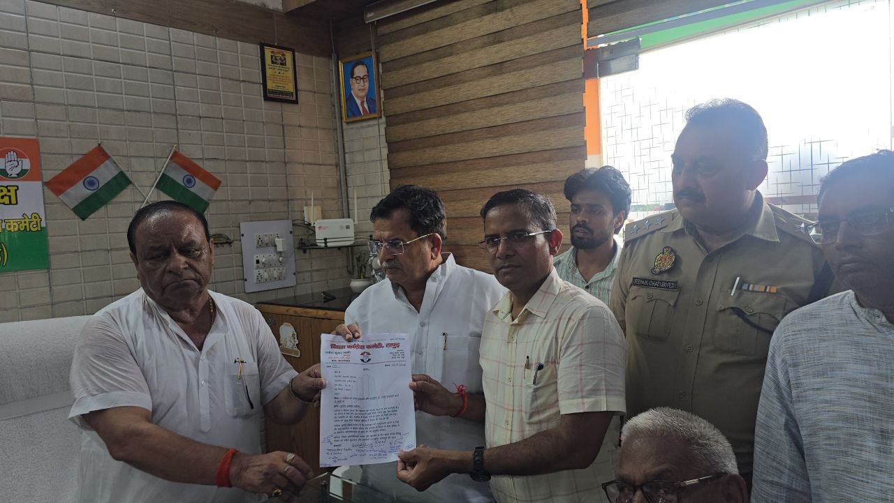 Hapur news हम मोहब्बत की दुकान' का संदेश लेकर आए हैं :दानिश अली, बदनौली जा रहे कांग्रेस प्रतिनिधिमंडल को पुलिस ने रोका, वीडियो कॉल पर परिजनों से कराई बात 2 Hapur news----