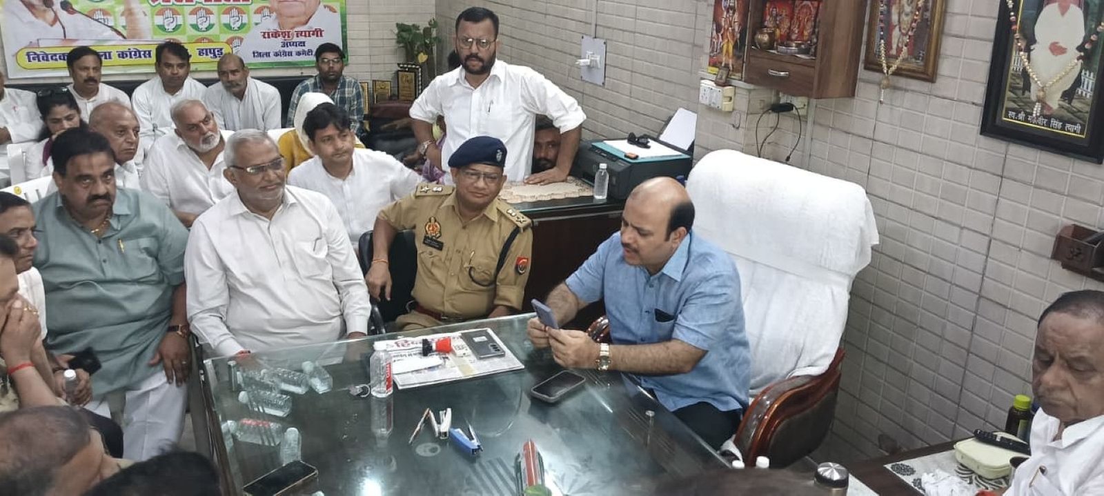 Hapur news हम मोहब्बत की दुकान' का संदेश लेकर आए हैं :दानिश अली, बदनौली जा रहे कांग्रेस प्रतिनिधिमंडल को पुलिस ने रोका, वीडियो कॉल पर परिजनों से कराई बात 1 Hapur news-