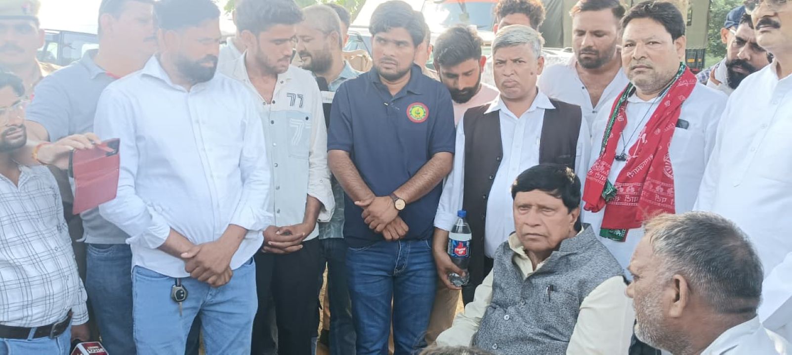 Hapur news बदनौली कांड पर गरमाई सियासत,रोके जाने पर सपा सांसद रामजी लाल सुमन और पुलिस की हुई नोकझोंक 1 Hapur news-
