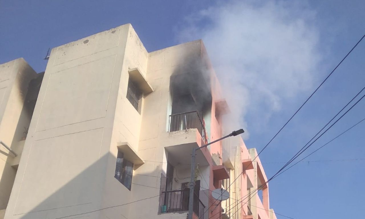 Hapur news आनंद विहार के pmay फ्लैट में भीषण आग, शॉर्ट सर्किट से लाखों का सामान खाक; एक युवक झुलसा 1 Hapur news--