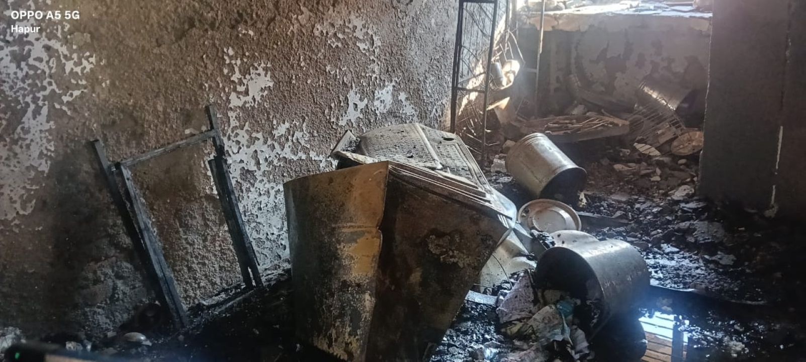 Hapur news आनंद विहार के pmay फ्लैट में भीषण आग, शॉर्ट सर्किट से लाखों का सामान खाक; एक युवक झुलसा 2 Hapur news-