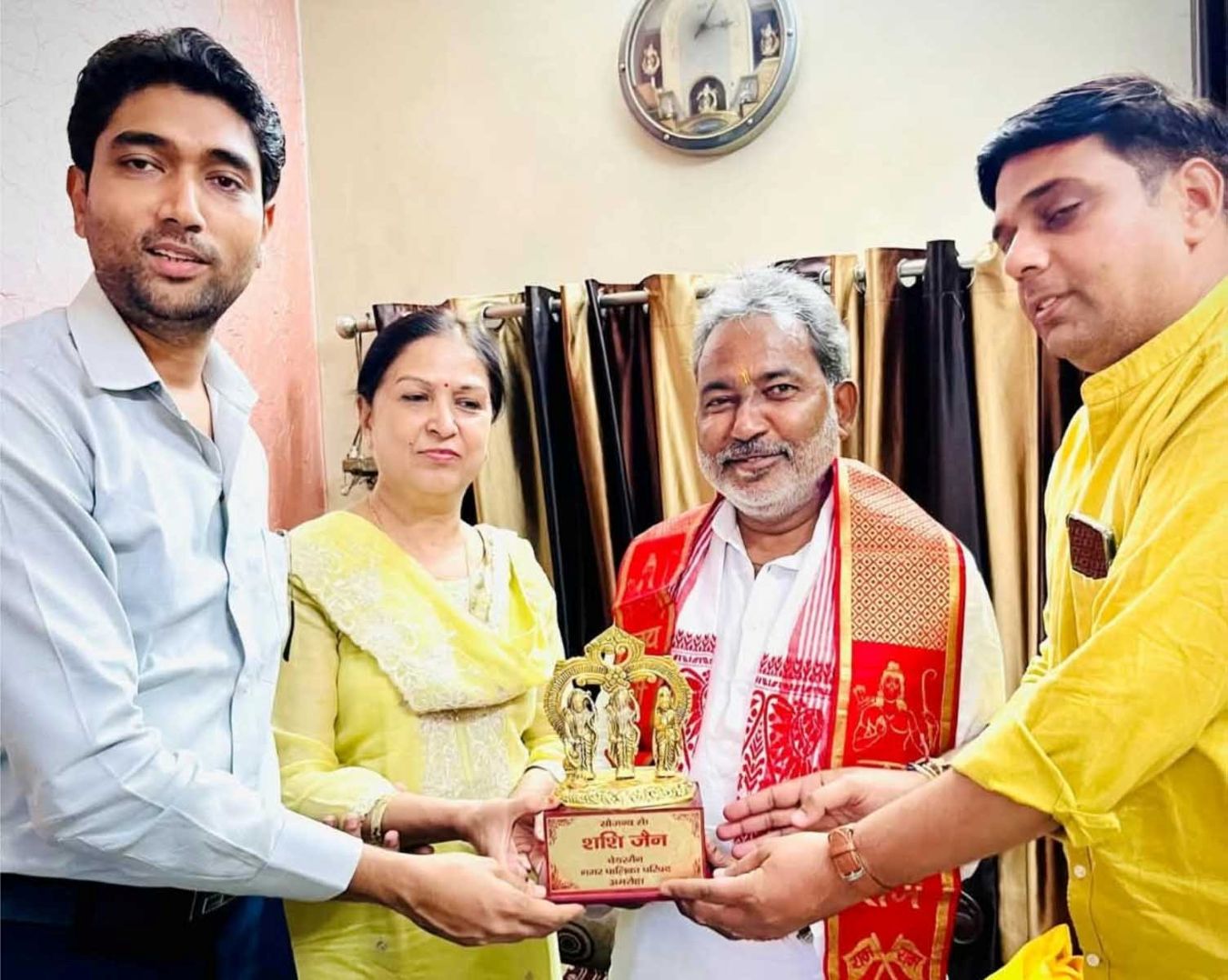 Hapur news राष्ट्रीय सफाई कर्मचारी आयोग के सदस्य बने मनोज वाल्मीकि, बधाई देने वालों का घर पर लगा तांता 1 Hapur news-