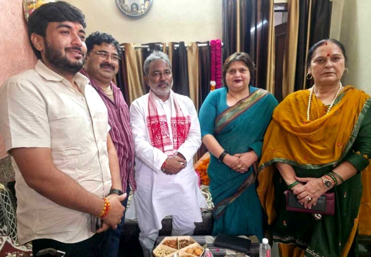 Hapur news राष्ट्रीय सफाई कर्मचारी आयोग के सदस्य बने मनोज वाल्मीकि, बधाई देने वालों का घर पर लगा तांता 2 Hapur news--