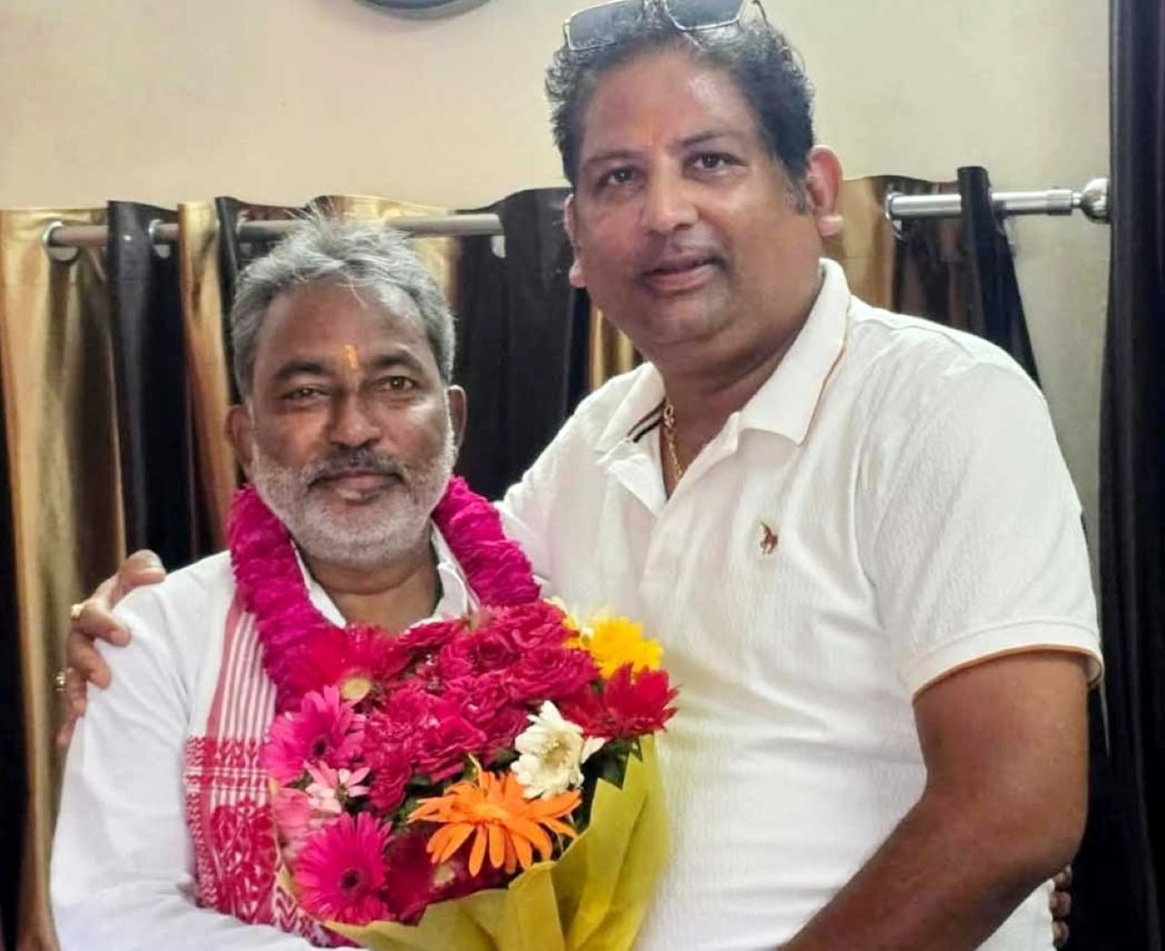 Hapur news राष्ट्रीय सफाई कर्मचारी आयोग के सदस्य बने मनोज वाल्मीकि, बधाई देने वालों का घर पर लगा तांता 3 Hapur news---