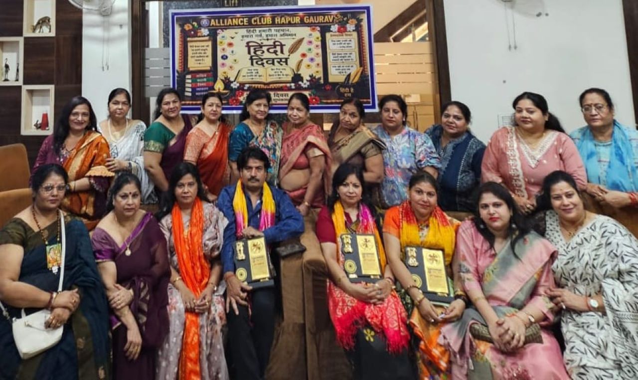 Hapur news हिन्दी हमारी संस्कृति और संस्कारों की आत्मीय अभिव्यक्ति,हिन्दी दिवस, प्रमुख साहित्यकार व शिक्षाविद हुए सम्मानित 1 Hapur news-