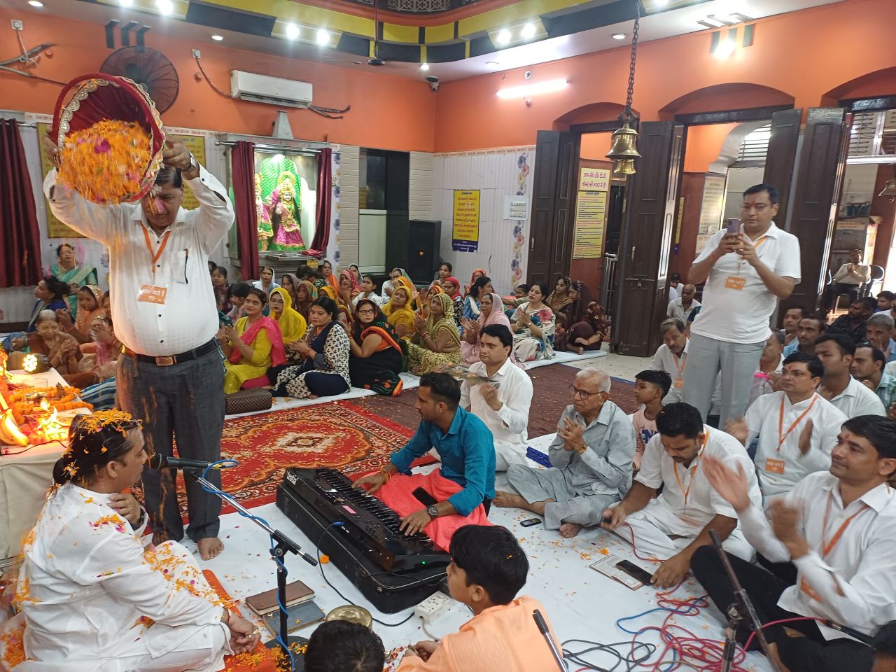 Hapur news महावीर दल में लगा मेहंदीपुर बालाजी का अलौकिक दरबार, भजनों पर झूमे श्रद्धालु 2 Hapur news--