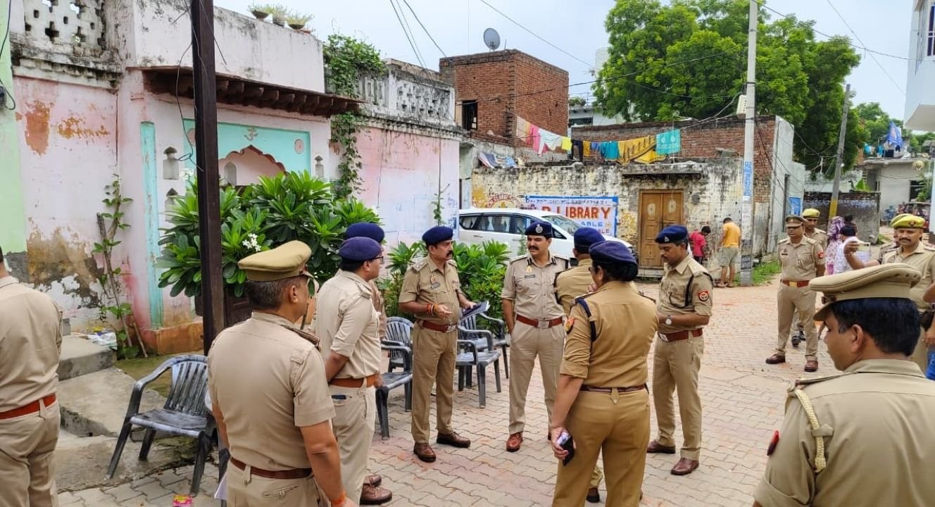 Hapur news बदनौली में दो पक्षों के बीच खूनी संघर्ष: ताबड़तोड़ फायरिंग व पथराव में महिला समेत चार घायल, पुलिस बल तैनात 1 Hapur news-