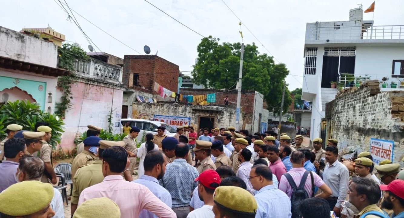 Hapur news बदनौली में दो पक्षों के बीच खूनी संघर्ष: ताबड़तोड़ फायरिंग व पथराव में महिला समेत चार घायल, पुलिस बल तैनात 2 Hapur news--