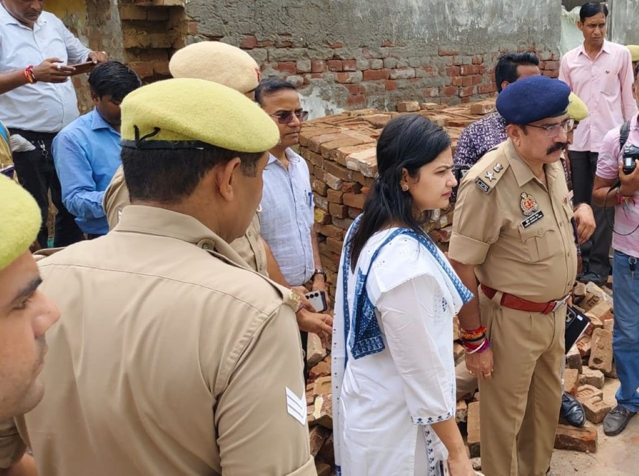 Hapur news बदनौली में दो पक्षों के बीच खूनी संघर्ष: ताबड़तोड़ फायरिंग व पथराव में महिला समेत चार घायल, पुलिस बल तैनात 3 Hapur news----